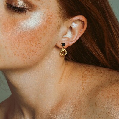 Visací ocelové náušnice s černou pecičkou menší